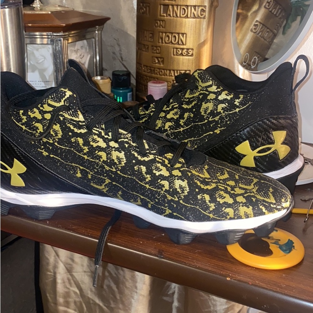 Men’s Under Armour cheetah print cleats size 13